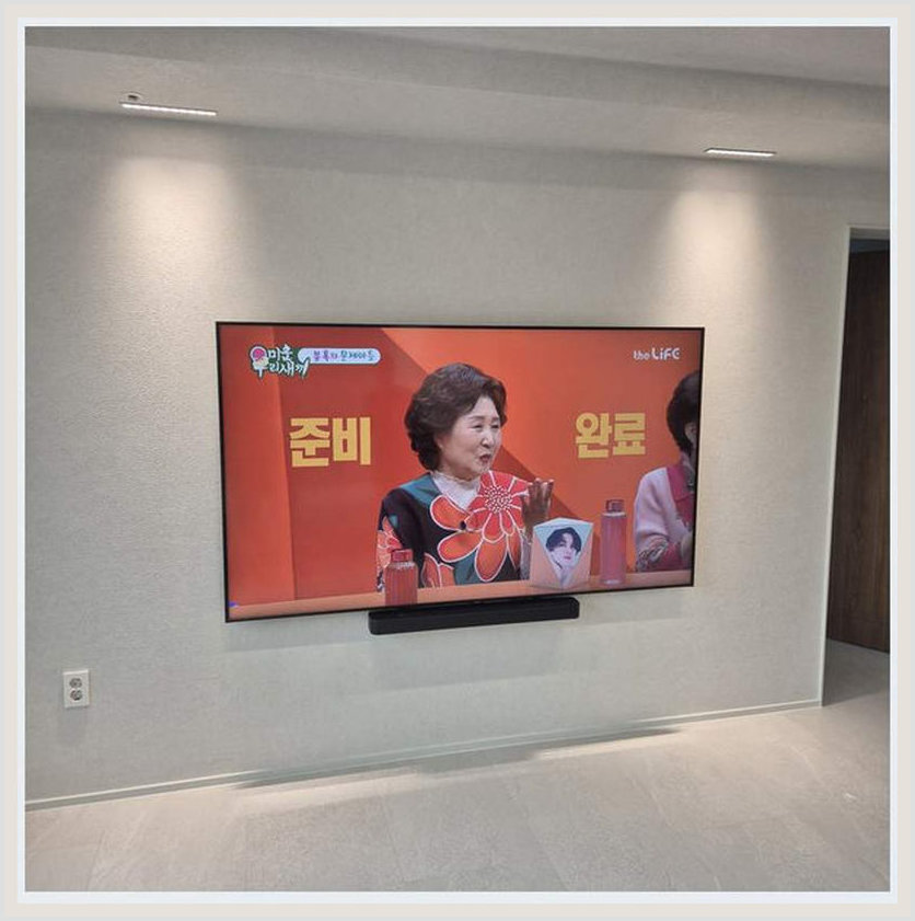 추천 후기 상담 시 참고하는 벽걸이TV 설치 사진: TV와 장식장 사이 간격, 강동구·광진구·성동구 관련 안내용 참고 이미지