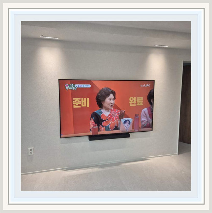 타일 가격 상담 시 참고하는 벽걸이TV 설치 사진: 시청 높이를 판단할 참고, 강남구·성동구·광진구 관련 안내용 참고 이미지