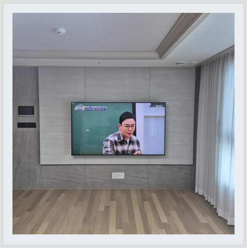 거치대 비교 상담 시 참고하는 벽걸이TV 설치 사진: TV와 장식장 사이 간격, 김포시·부천시·광명시 관련 안내용 참고 이미지