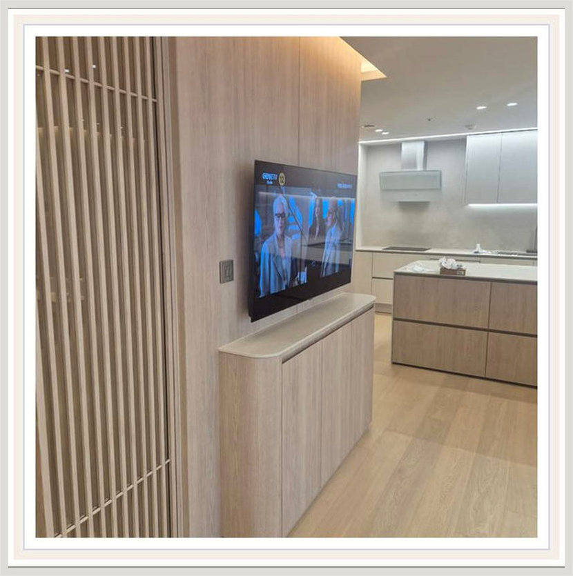 가격 견적 상담 시 참고하는 벽걸이TV 설치 사진: 거실 벽의 참고 장면, 군포시·의왕시·수원시 관련 안내용 참고 이미지