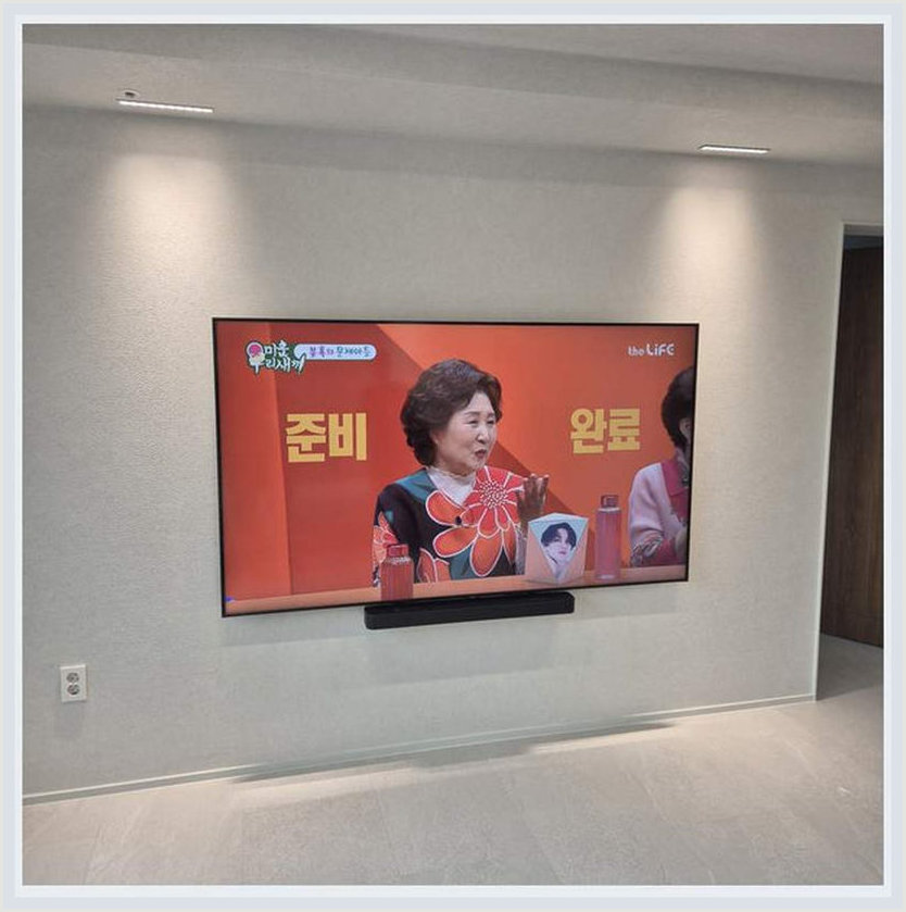 가격 견적 상담 시 참고하는 벽걸이TV 설치 사진: 완성 후 접근성을 살필 장면, 군포시·의왕시·수원시 관련 안내용 참고 이미지