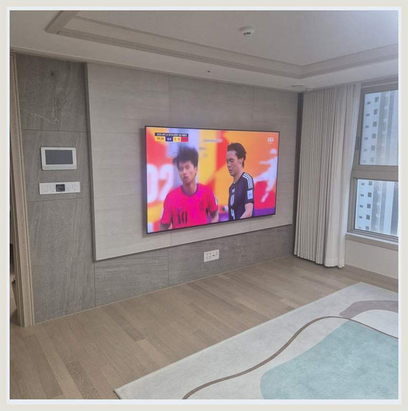 반매립 철거 상담 시 참고하는 벽걸이TV 설치 사진: 설치 후 선정리의 모습, 권선구·팔달구·장안구 관련 안내용 참고 이미지