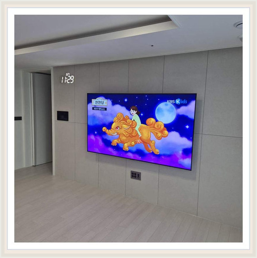 브라켓 비용 상담 시 참고하는 벽걸이TV 설치 사진: 완성 후 접근성을 살필 장면, 연수구·남동구·시흥시 관련 안내용 참고 이미지